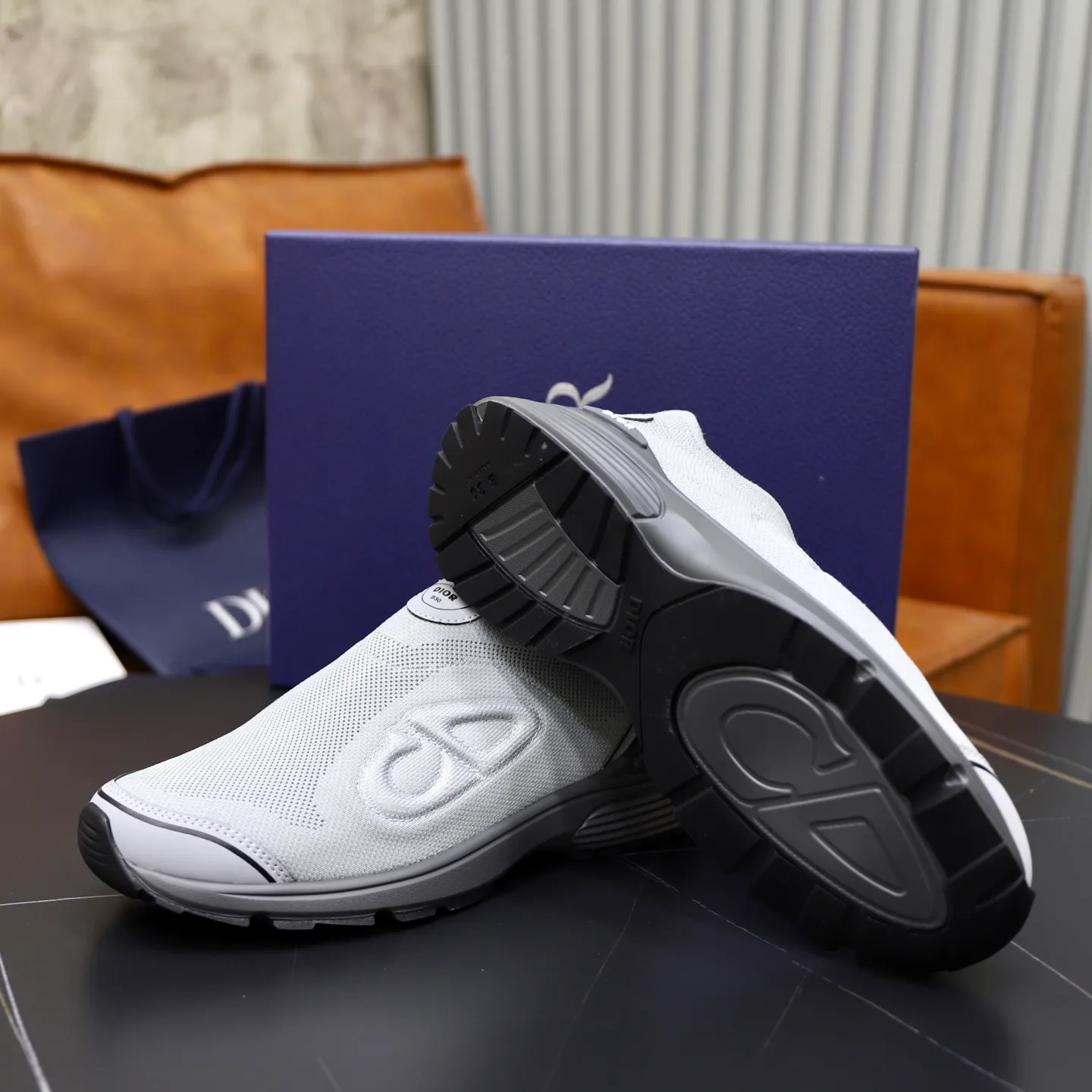 Ex-factory price: 520💰Dior B30’s latest hot model is shipped, the original version is manufactured 1:1 ▪️ Fabric: Original customized fly weave ▪️ Lining: Imported breathable mesh ▪️ Sole: Original molded non-slip outsole ▪️ Size: 38-46 (45 and 46 are custom-made and cannot be returned or exchanged)
